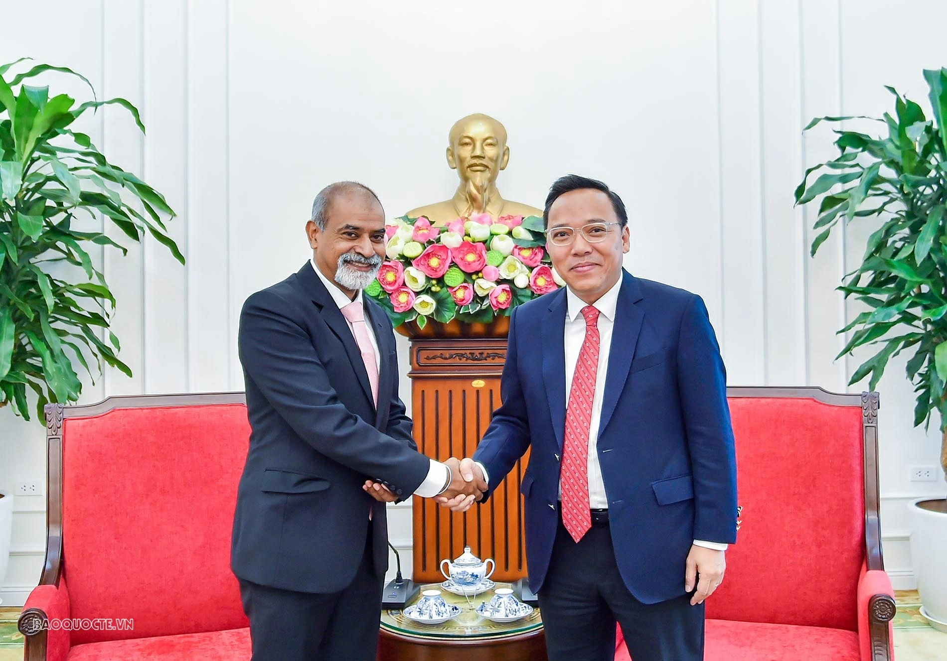 Deputy Foreign Minister Nguyen Hoang Long meets with UNICEF Asia-Pacific Director Sanjay Wijesekera