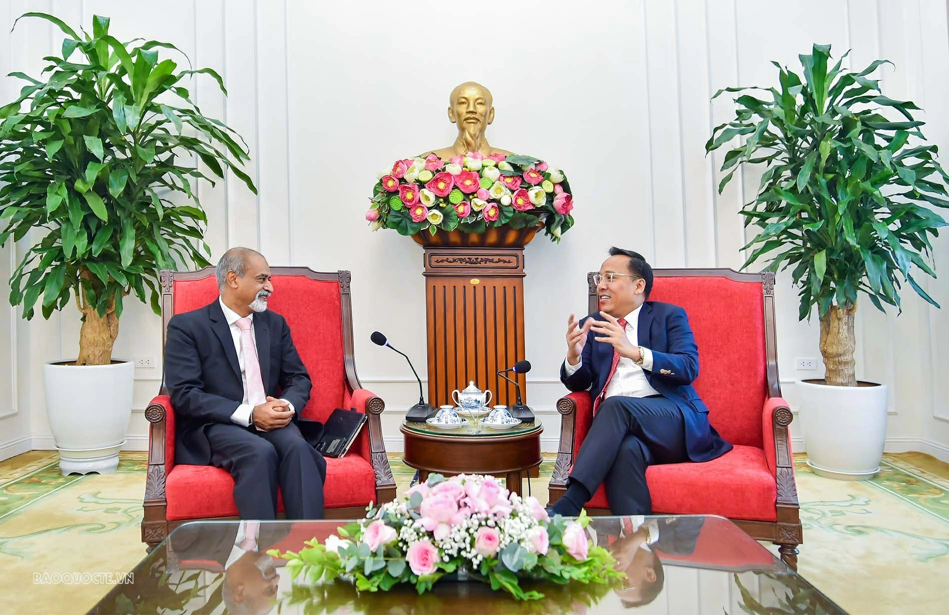 Deputy Foreign Minister Nguyen Hoang Long meets with UNICEF Asia-Pacific Director Sanjay Wijesekera Deputy Foreign Minister Nguyen Hoang Long meets with UNICEF Asia-Pacific Director Sanjay Wijesekera