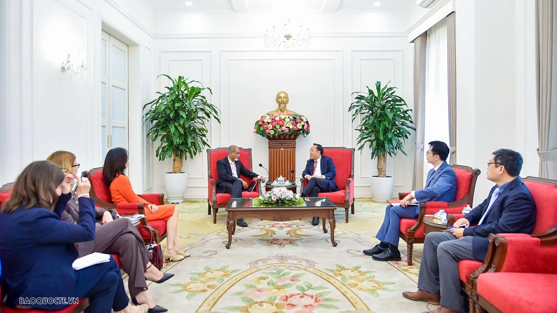 Deputy Foreign Minister Nguyen Hoang Long meets with UNICEF Asia-Pacific Director Sanjay Wijesekera