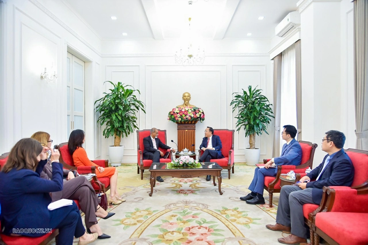 Deputy Foreign Minister Nguyen Hoang Long meets with UNICEF Asia-Pacific Director Sanjay Wijesekera