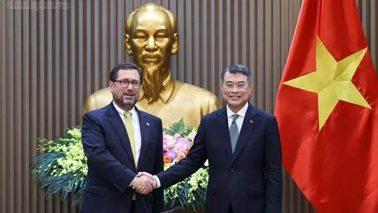 Prime Minsiter Le Minh Hung receives Chilean Foreign Minister Francisco Pérez Mackenna in Hanoi