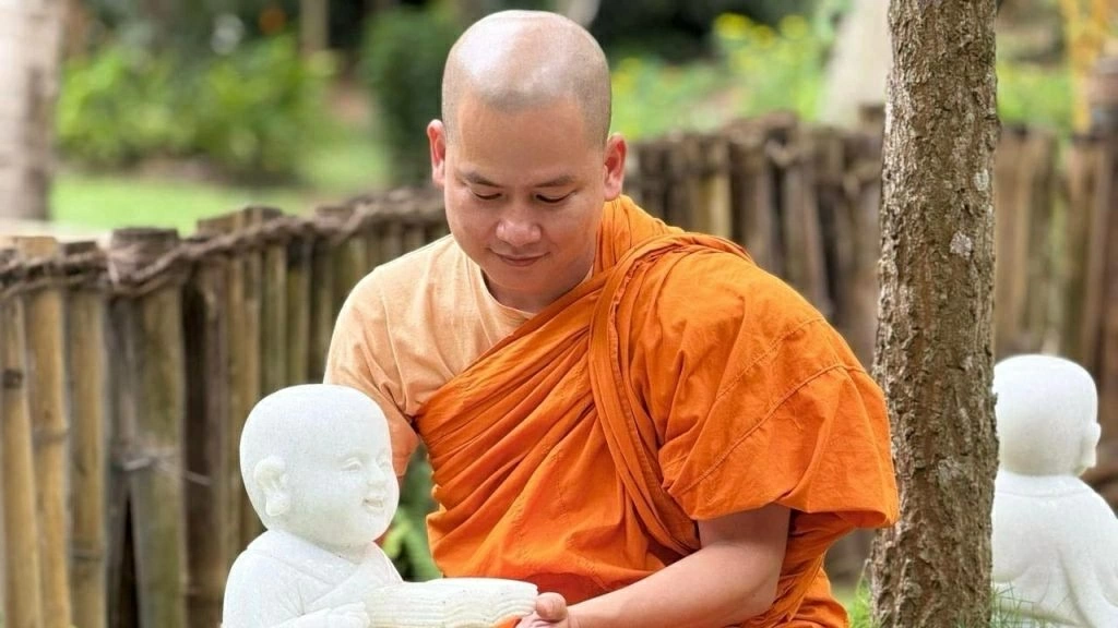 Đại đức Thích Pháp Quang - trụ trì Thiền viện Trúc Lâm (Kandy, Sri Lanka), thành viên thường trực của Ban liên lạc cộng đồng người Việt Nam ở Sri Lanka, Ủy viên thường trực Ban Hoằng pháp quốc tế của Giáo hội Phật giáo Việt Nam. (Nguồn: Truc Lam Monastery