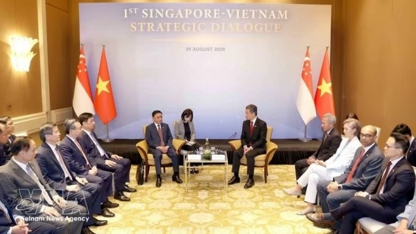 Singapore hosts welcome ceremony for Politburo member, Standing Member of the Secretariat Tran Cam Tu