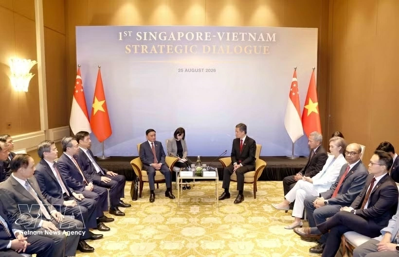 Singapore hosts welcome ceremony for Politburo member, Standing Member of the Secretariat Tran Cam Tu Singapore hosts welcome ceremony for Politburo member, Standing Member of the Secretariat Tran Cam Tu