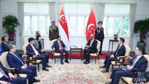 Standing Member of the Secretariat Tran Cam Tu meets with Singapore President Tharman Shanmugaratnam