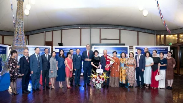 France awards Commandeur de la Légion d'honneur to Former Vietnamese Ambassador to France Dinh Toan Thang