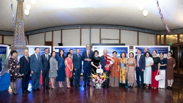 France awards Commandeur de la Légion d'honneur to Former Vietnamese Ambassador to France Dinh Toan Thang