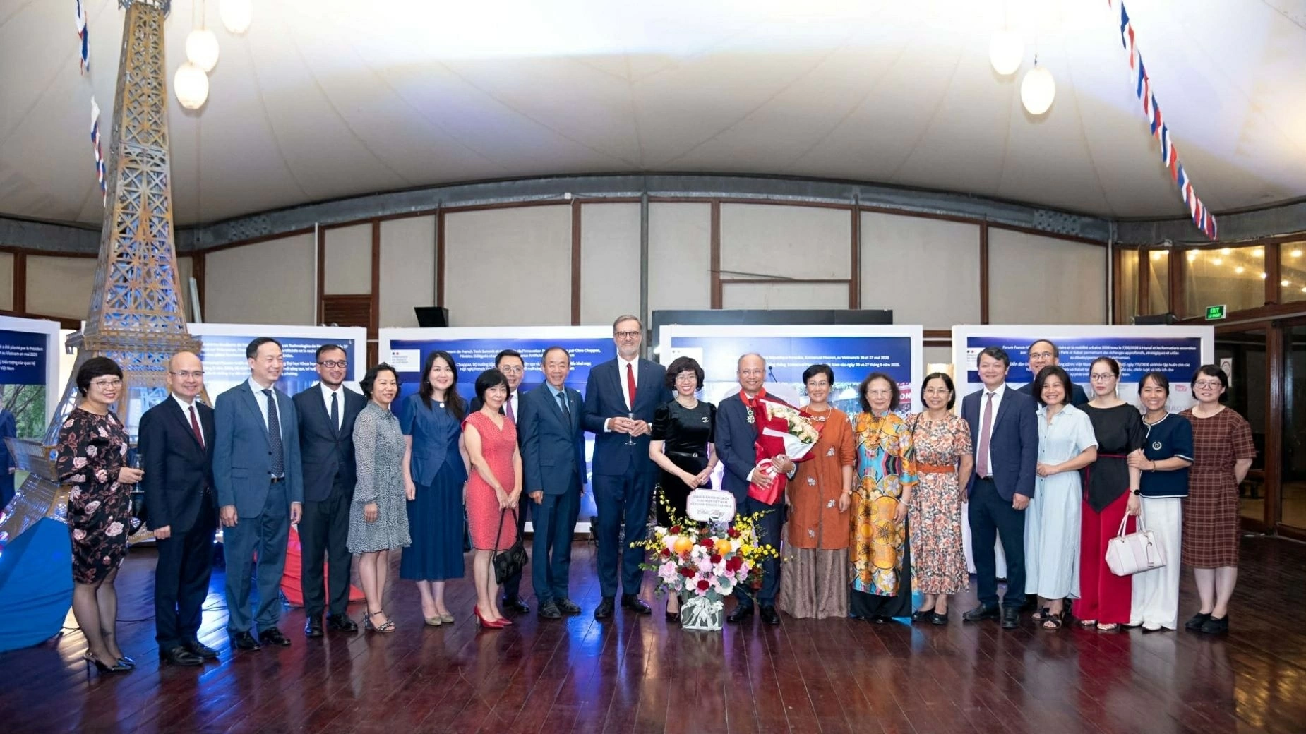 France awards Commandeur de la Légion d'honneur to Former Vietnamese Ambassador to France Dinh Toan Thang