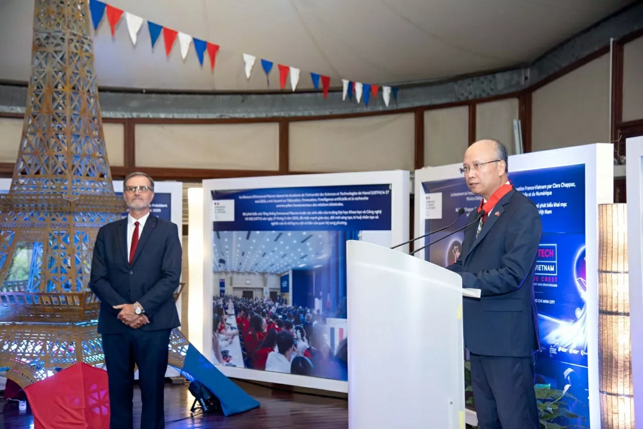 France awards Commandeur de la Légion d'honneur to Former Vietnamese Ambassador to France Dinh Toan Thang