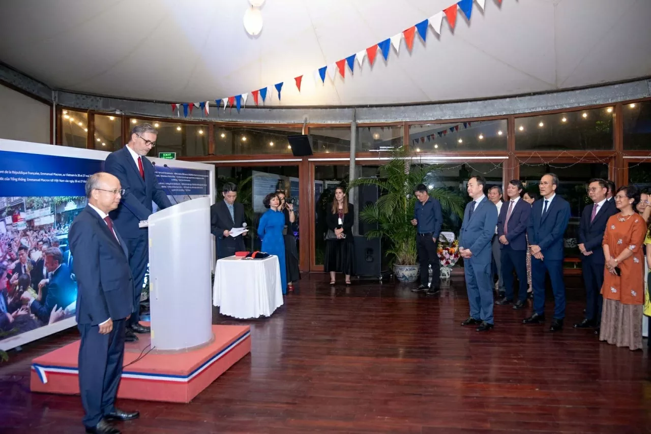 France awards Commandeur de la Légion d'honneur to Former Vietnamese Ambassador to France Dinh Toan Thang