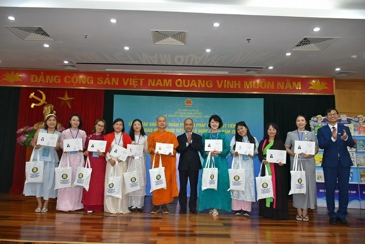 Closing ceremony of the Vietnamese teaching methodology training course for overseas Vietnamese teachers