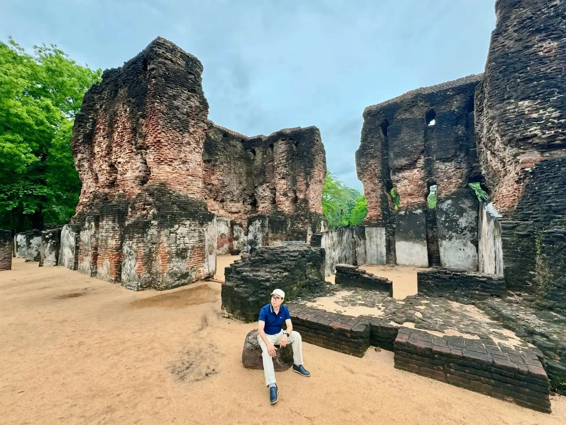Giữa những bức tường gạch cổ ở Polonnaruwa, lịch sử không hiện ra như một câu chuyện xa xôi, mà như một không gian vẫn còn khiến người đi qua phải chậm lại.