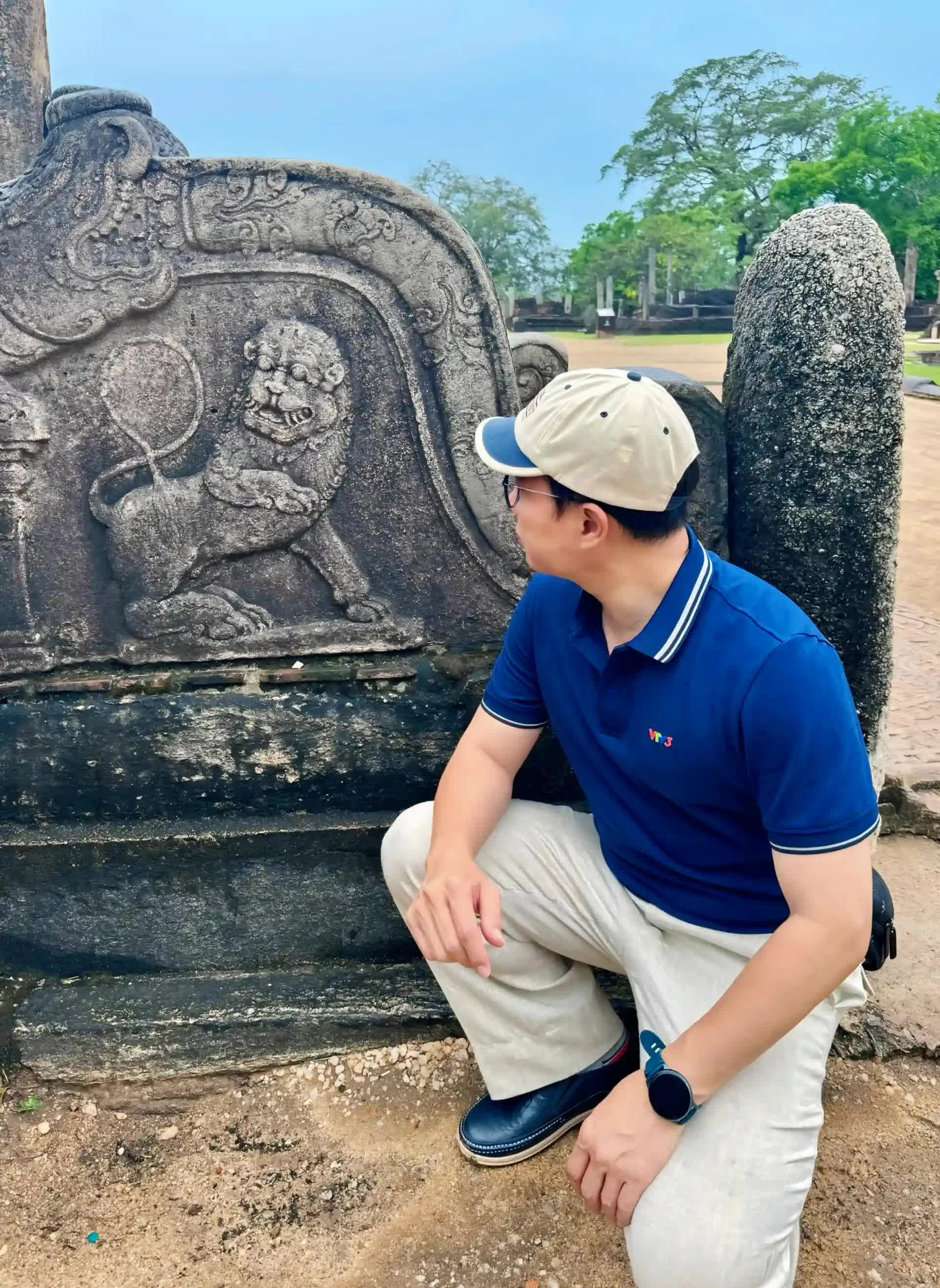 Audience Hall, Polonnaruwa – bên sư tử đá trong khu cung điện vua Parakramabahu I. Đây không phải một thánh tích Phật giáo trực tiếp, nhưng nằm trong không gian cố đô nơi vương quyền và Phật giáo từng gắn bó mật thiết trong lịch sử Sri Lanka trung đại.