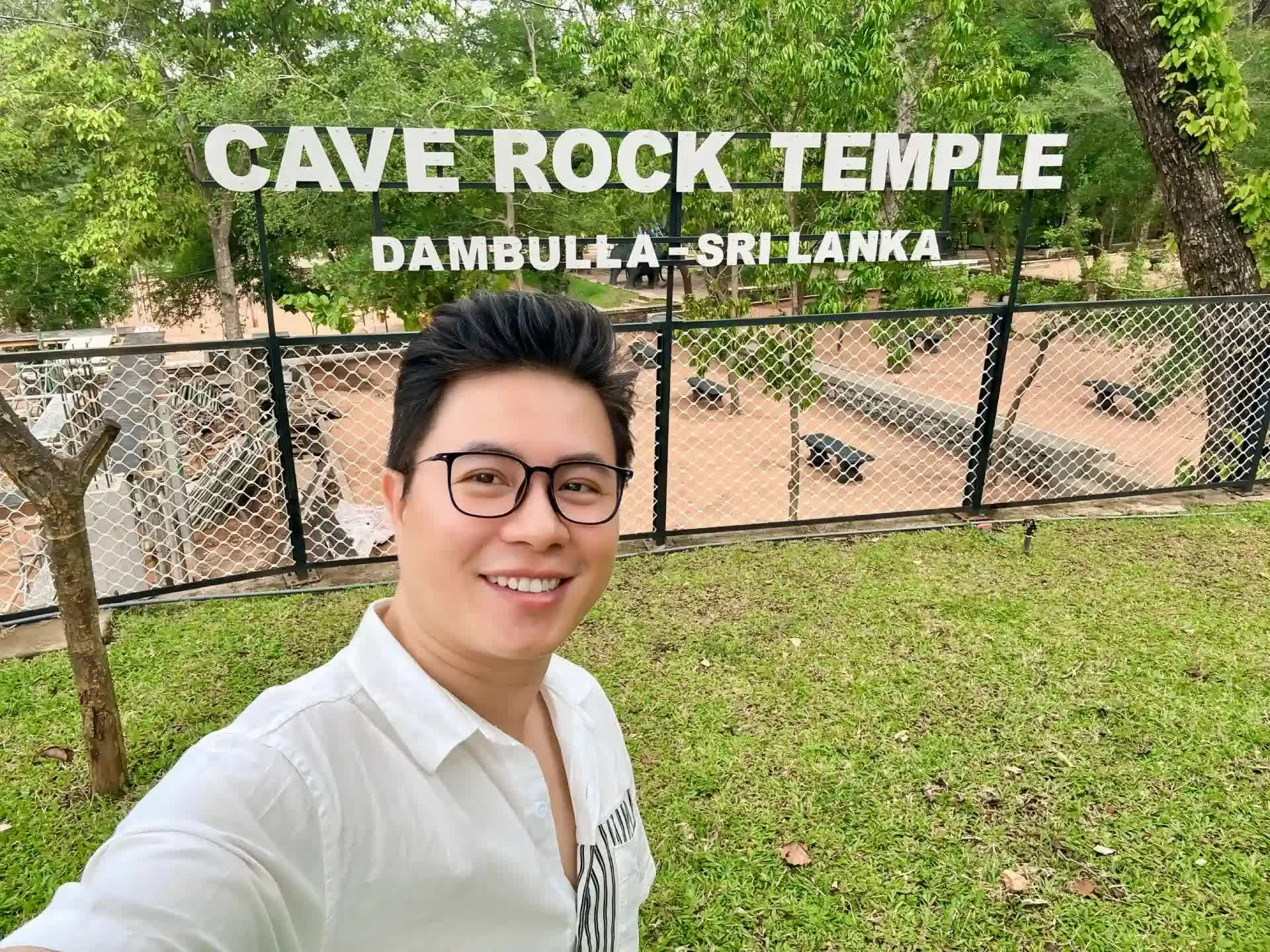 Dambulla Cave Rock Temple – chùa hang nổi tiếng của Sri Lanka, nơi đá núi, tượng Phật và tranh tường cùng tạo nên một không gian thiêng rất đặc biệt.