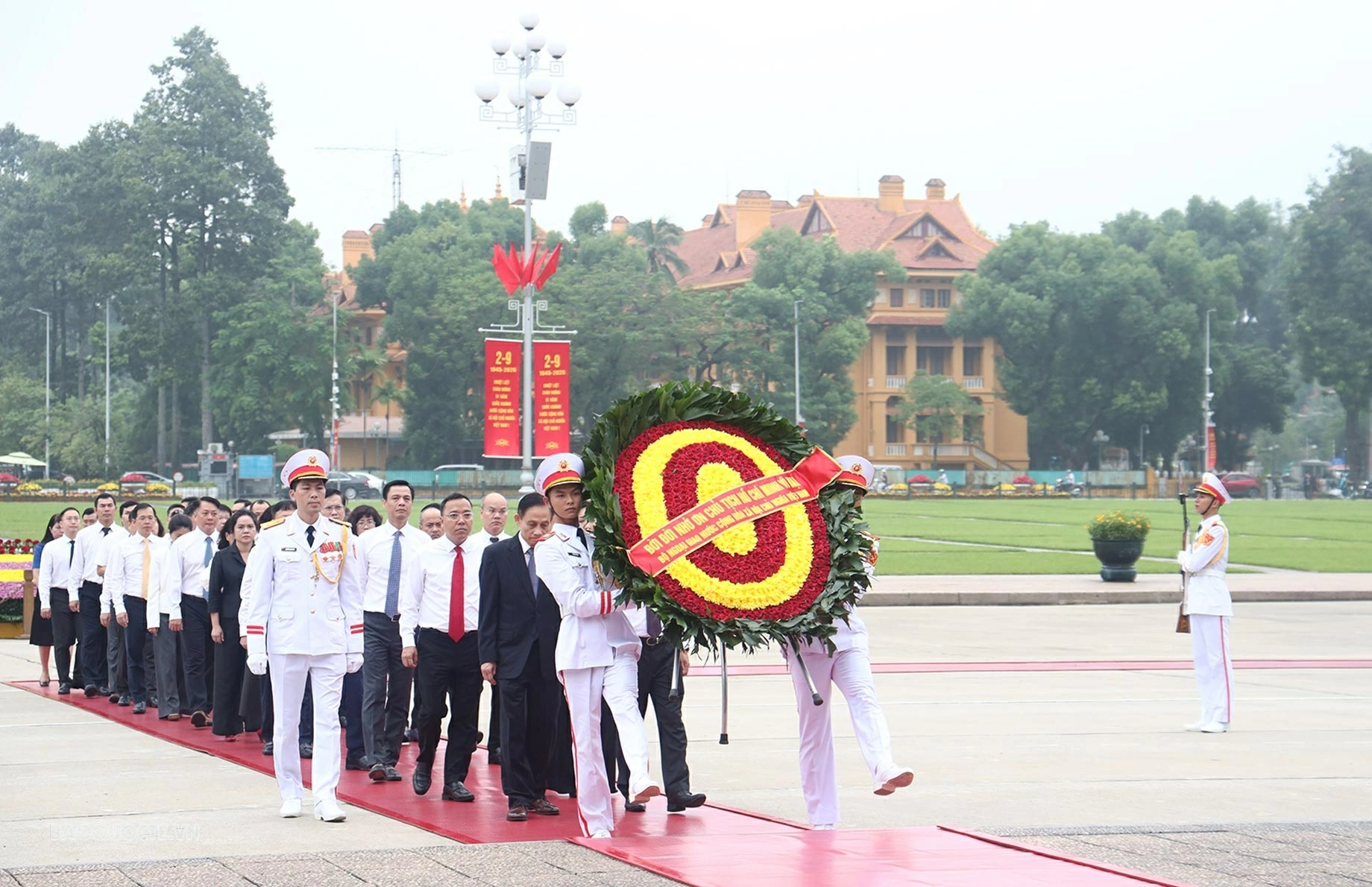 Foreign Minister Le Hoai Trung leads Ministry delegation to pay tribute to President Ho Chi Minh
