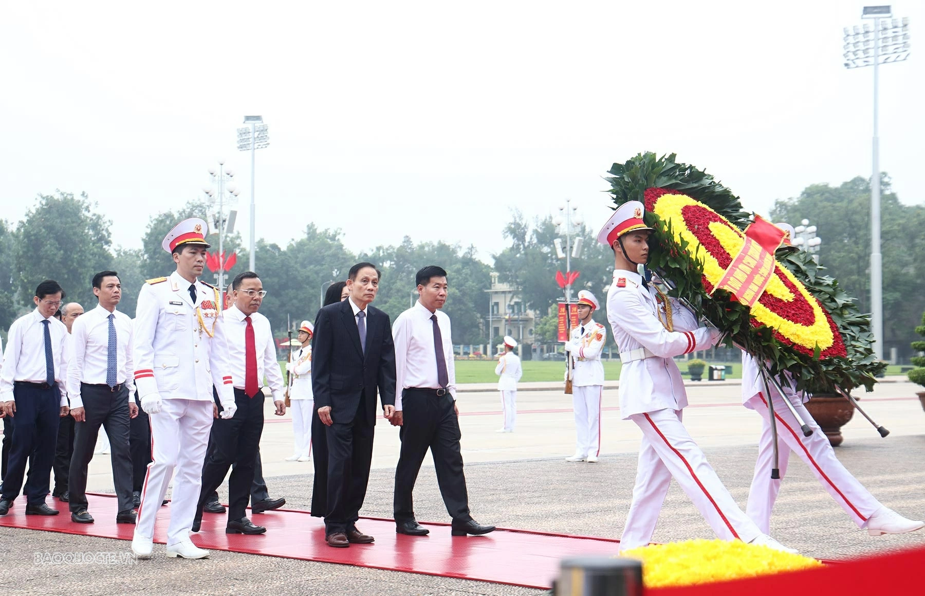 Foreign Minister Le Hoai Trung leads Ministry delegation to pay tribute to President Ho Chi Minh