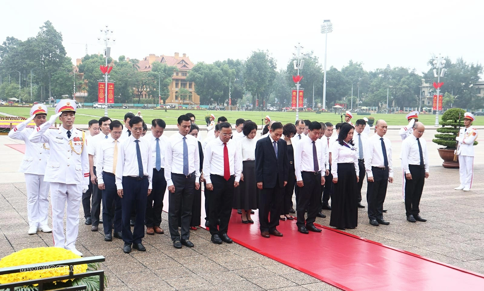 Foreign Minister Le Hoai Trung leads Ministry delegation to pay tribute to President Ho Chi Minh