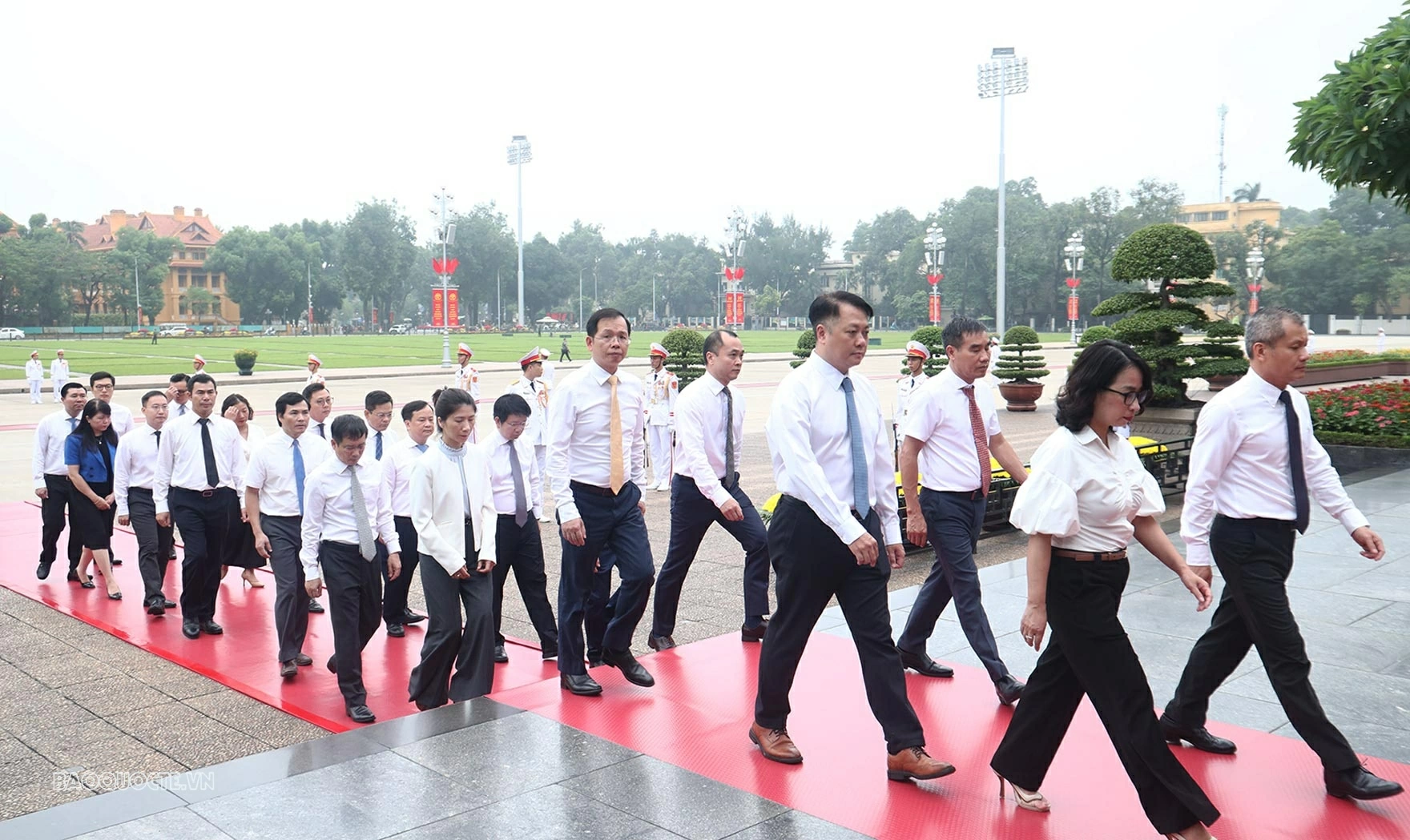 Foreign Minister Le Hoai Trung leads Ministry delegation to pay tribute to President Ho Chi Minh