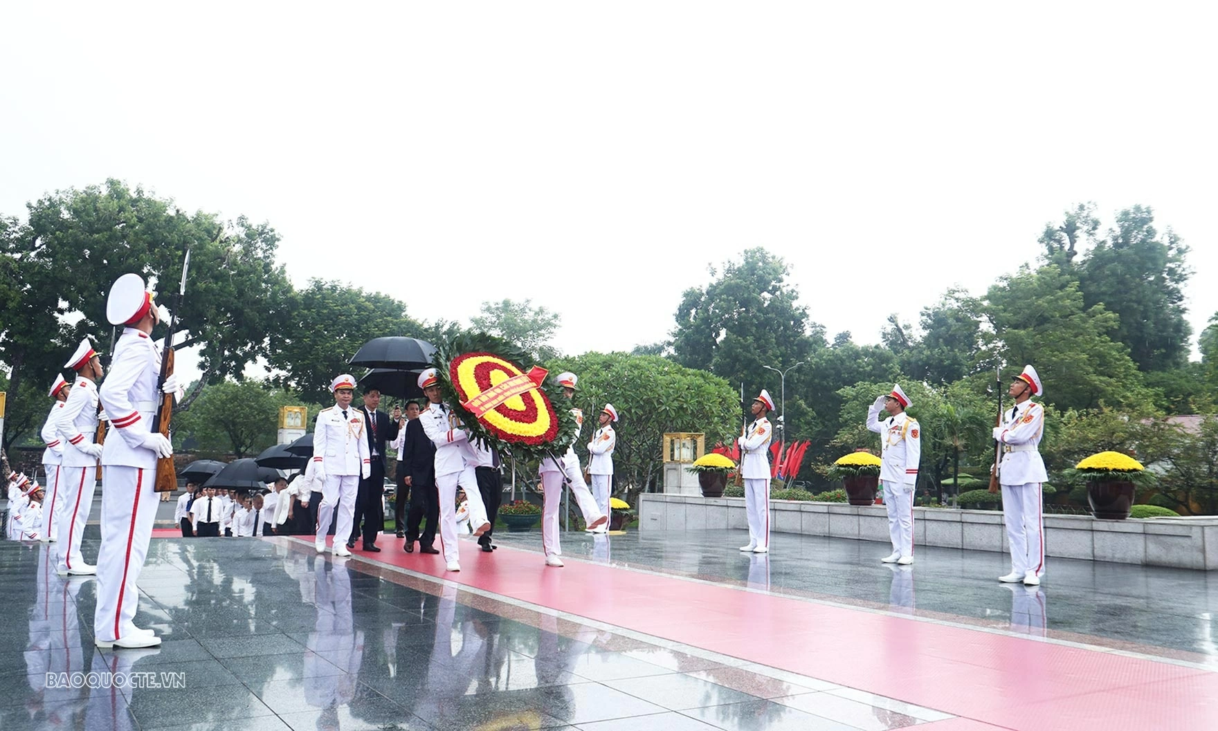 Foreign Minister Le Hoai Trung leads Ministry delegation to pay tribute to President Ho Chi Minh