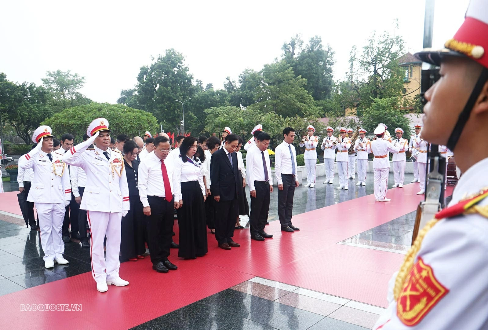 Foreign Minister Le Hoai Trung leads Ministry delegation to pay tribute to President Ho Chi Minh