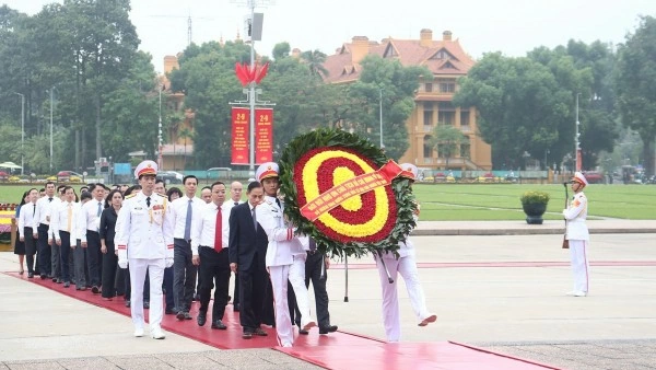 Foreign Minister Le Hoai Trung leads Ministry delegation to pay tribute to President Ho Chi Minh