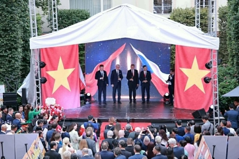 Vietnam-Czech: Building bridges of friendship, shaping a shared future Vietnam-Czech: Building bridges of friendship, shaping a shared future