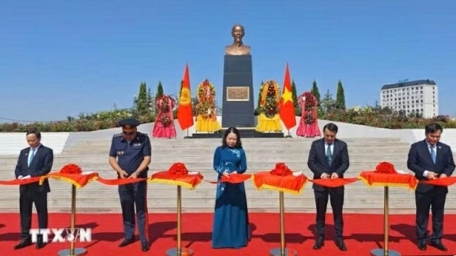 Vice President Vo Thi Anh Xuan attends inauguration ceremony of President Ho Chi Minh statue in Bishkek