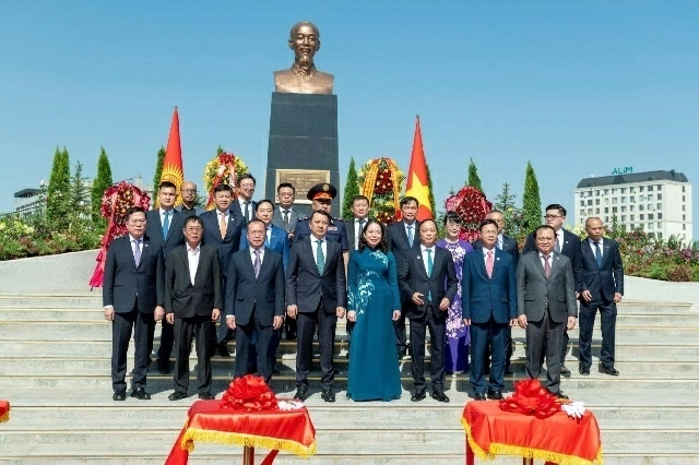 Vice President Vo Thi Anh Xuan attends inauguration ceremony of President Ho Chi Minh statue in Bishkek Vice President Vo Thi Anh Xuan attends inauguration ceremony of President Ho Chi Minh statue in Bishkek