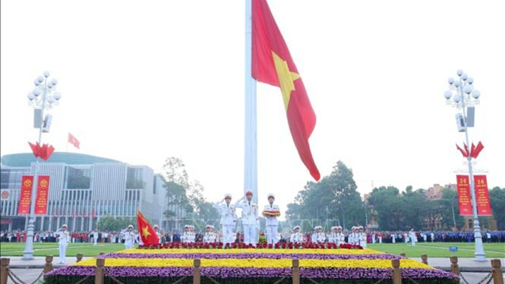 Solemn flag-raising ceremony held at Ba Dinh Square on National Day 2/9