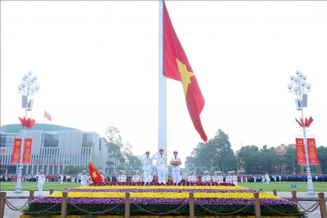 Khi Quốc ca vang lên, cũng là lúc lá cờ Tổ quốc tung bay trên Quảng trường Ba Đình lịch sử. (Nguồn: TTXVN)