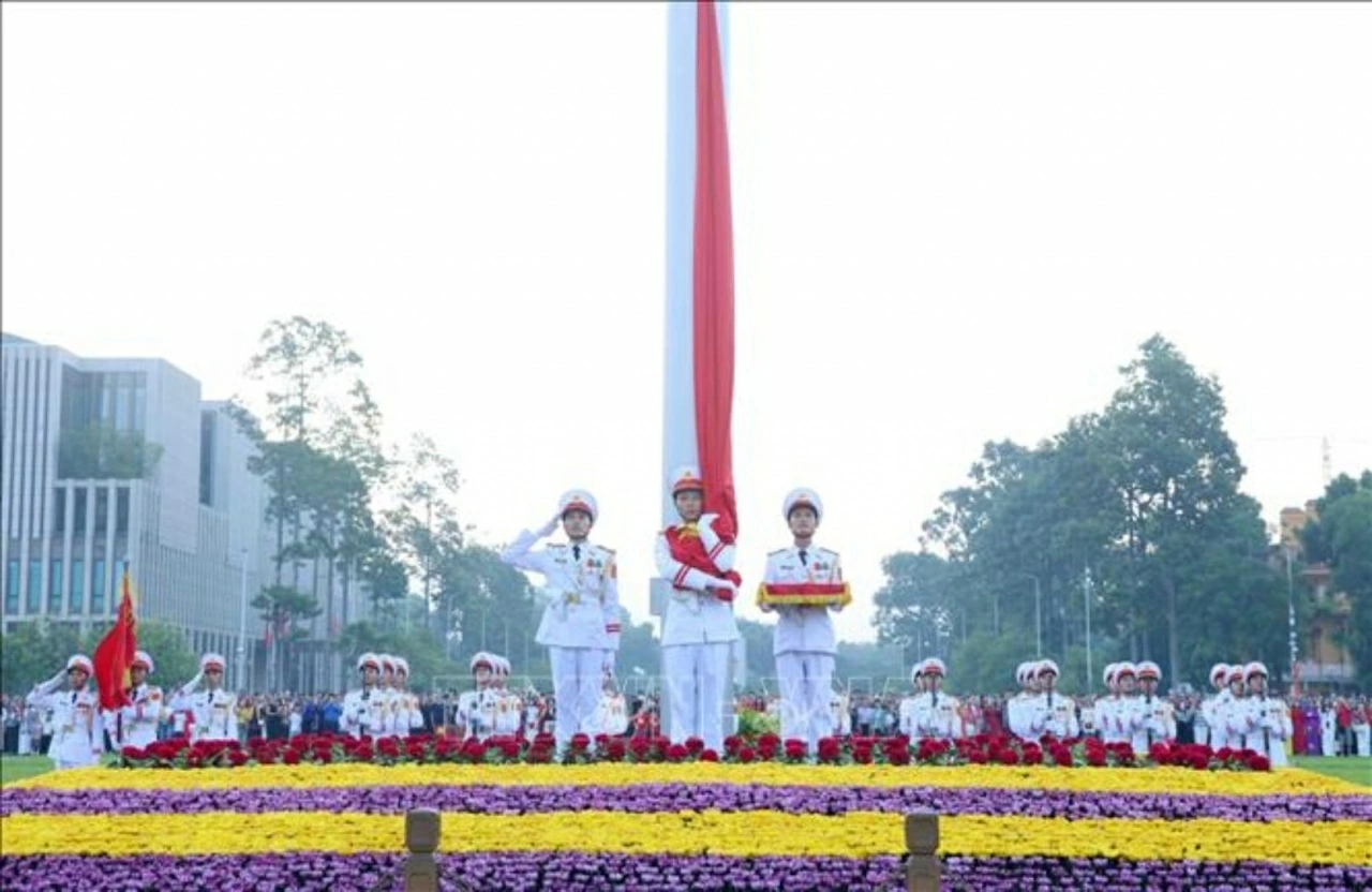 Đúng 6 giờ, Quốc kỳ được kéo lên cột cờ cao 29 m trong không khí trang nghiêm. (Nguồn: TTXVN)