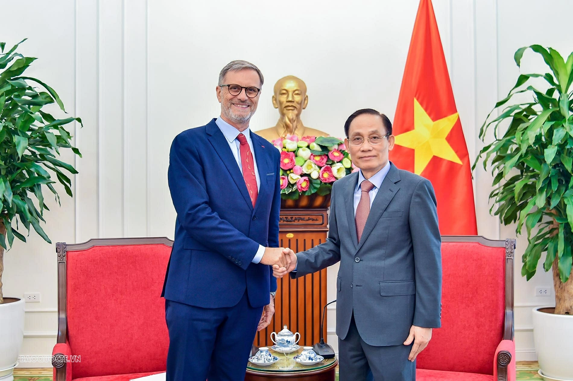 Foreign Minister Le Hoai Trung receives outgoing French Ambassador Olivier Brochet