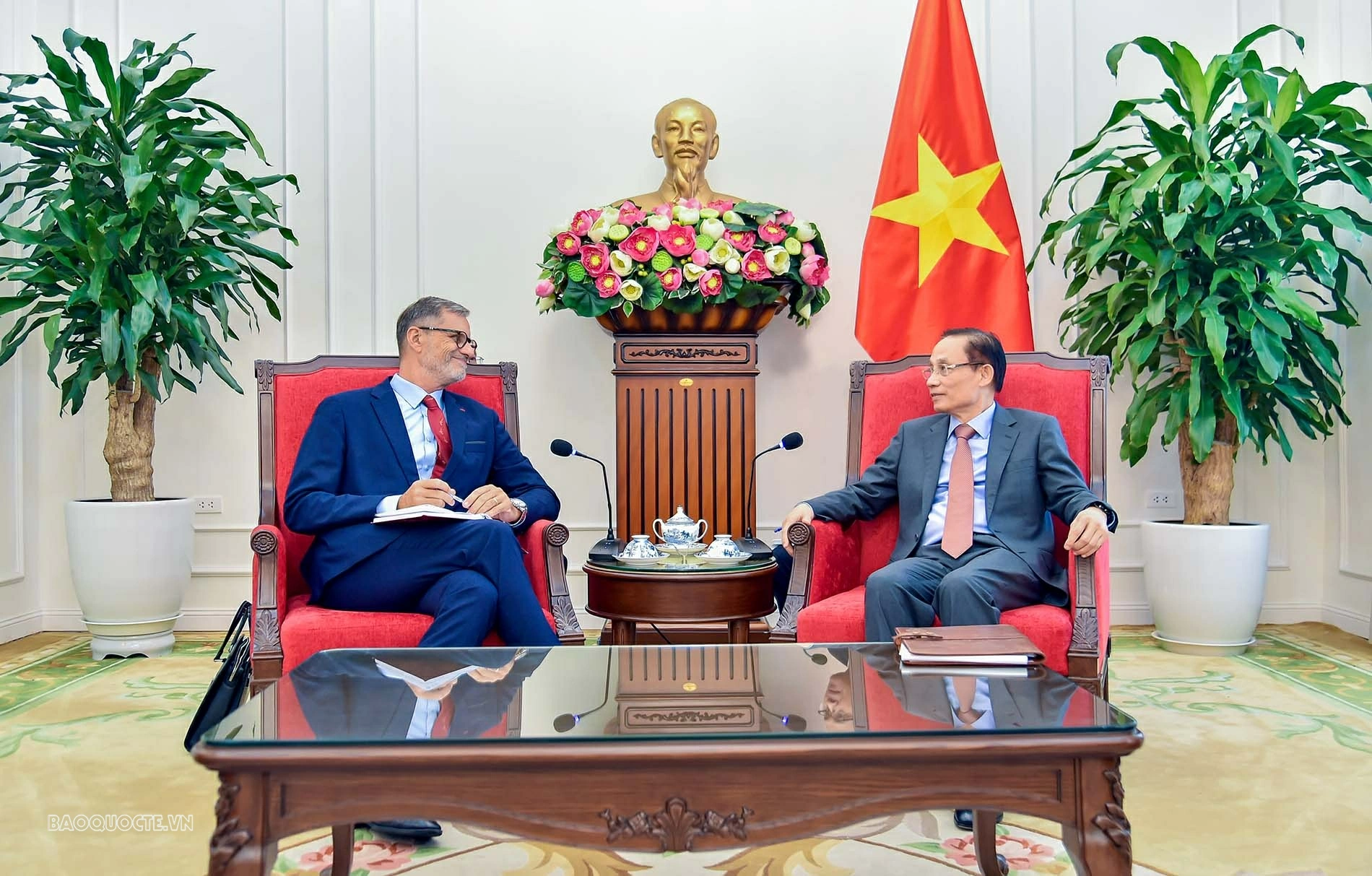 Foreign Minister Le Hoai Trung receives outgoing French Ambassador Olivier Brochet