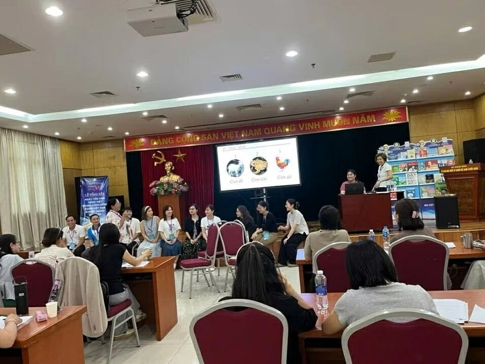 Vietnam Education Publishing House supports Vietnamese teachers abroad in preserving and promoting the Vietnamese language