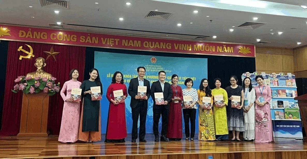 Vietnam Education Publishing House supports Vietnamese teachers abroad in preserving and promoting the Vietnamese language