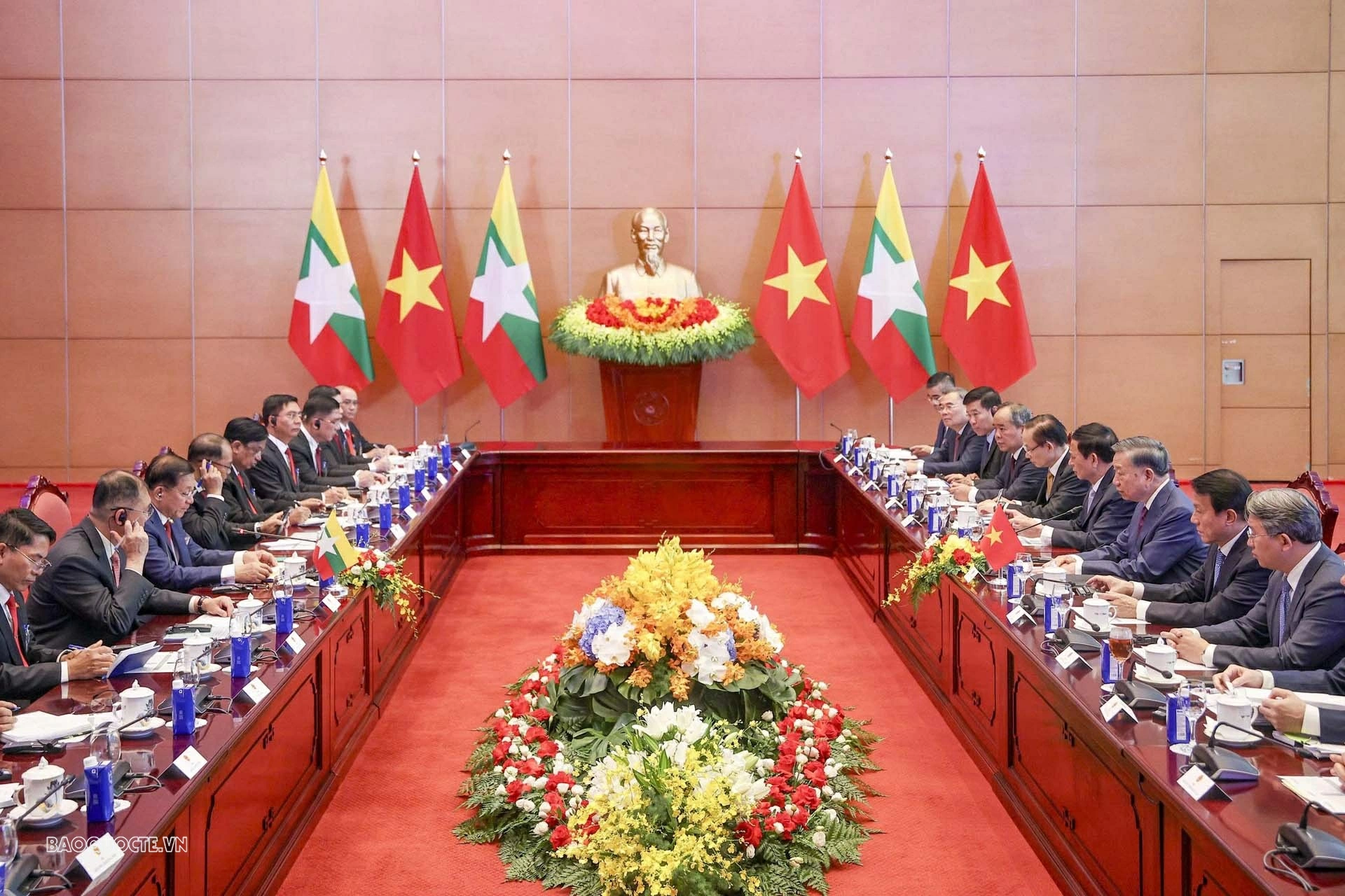 Welcome ceremony held for President of Myanmar Min Aung Hlaing and spouse in Hanoi