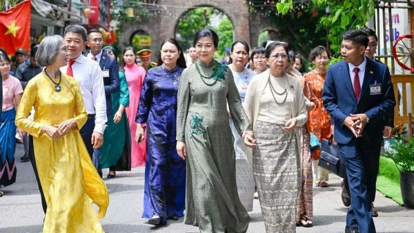 Spouses of General Secretary, President To Lam and Myanmar President Min Aung Hlaing experience silk ring making, play traditional game