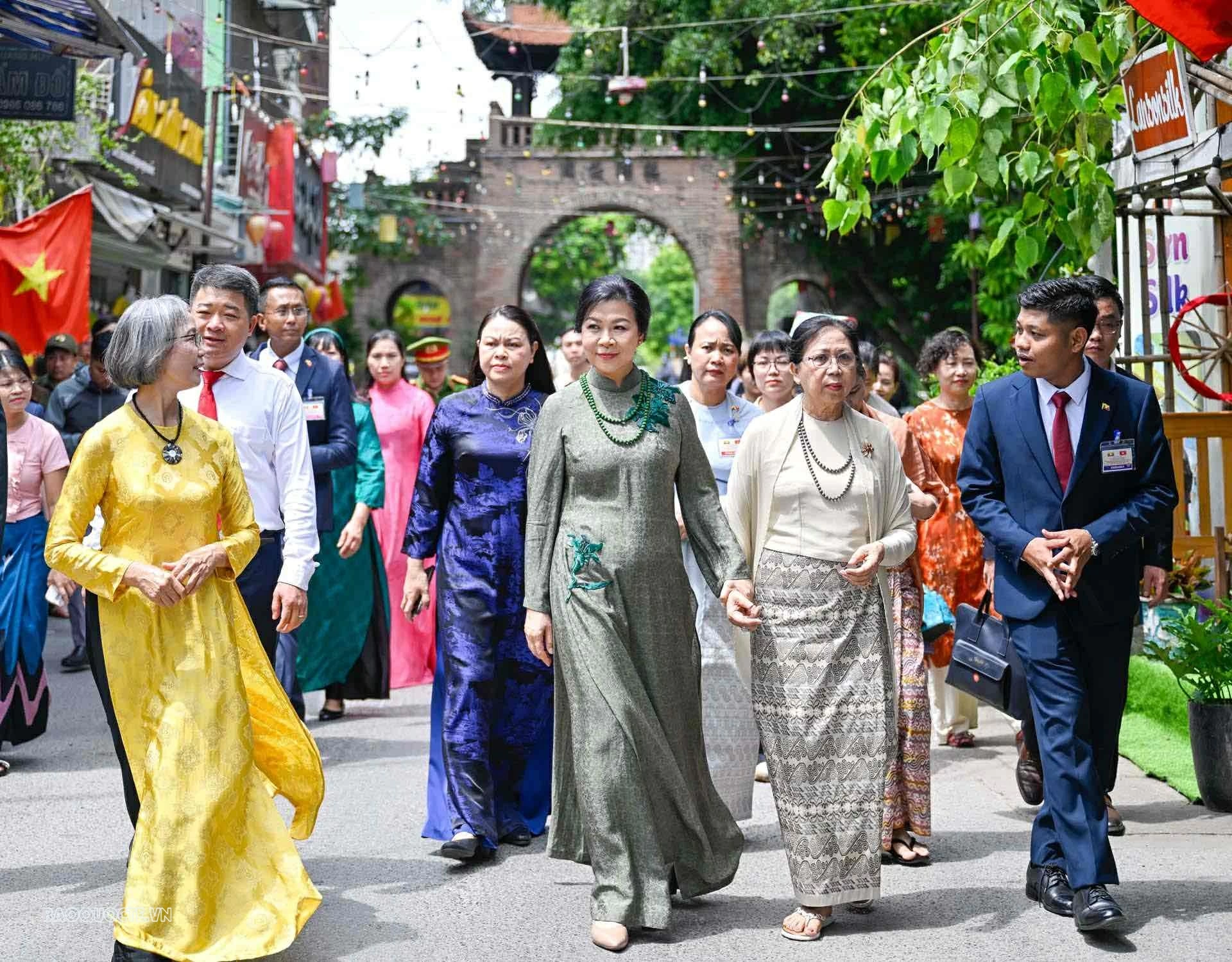 Spouses of General Secretary, President To Lam and Myanmar President Min Aung Hlaing experience silk ring making, play traditional game Spouses of General Secretary, President To Lam and Myanmar President Min Aung Hlaing experience silk ring making, play traditional game