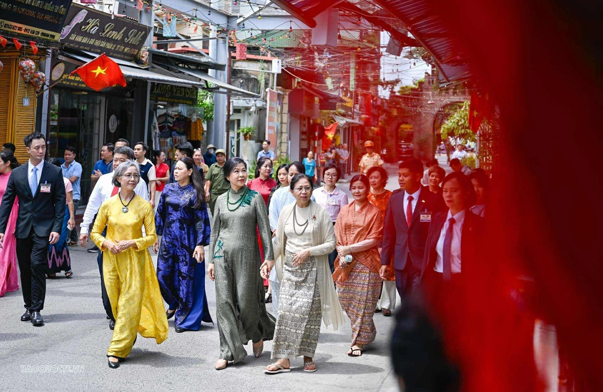 Spouses of General Secretary, President To Lam and Myanmar President Min Aung Hlaing experience silk ring making, play traditional game Spouses of General Secretary, President To Lam and Myanmar President Min Aung Hlaing experience silk ring making, play traditional game