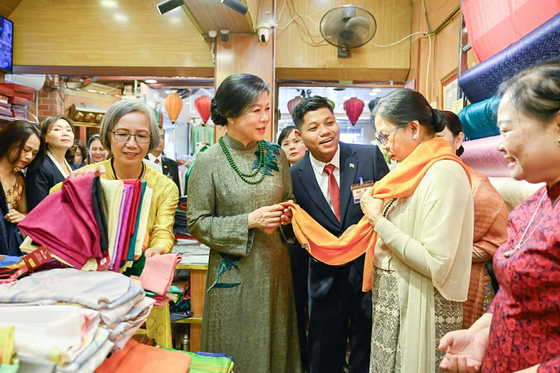 Spouses of General Secretary, President To Lam and Myanmar President Min Aung Hlaing experience silk ring making, play traditional game Spouses of General Secretary, President To Lam and Myanmar President Min Aung Hlaing experience silk ring making, play traditional game