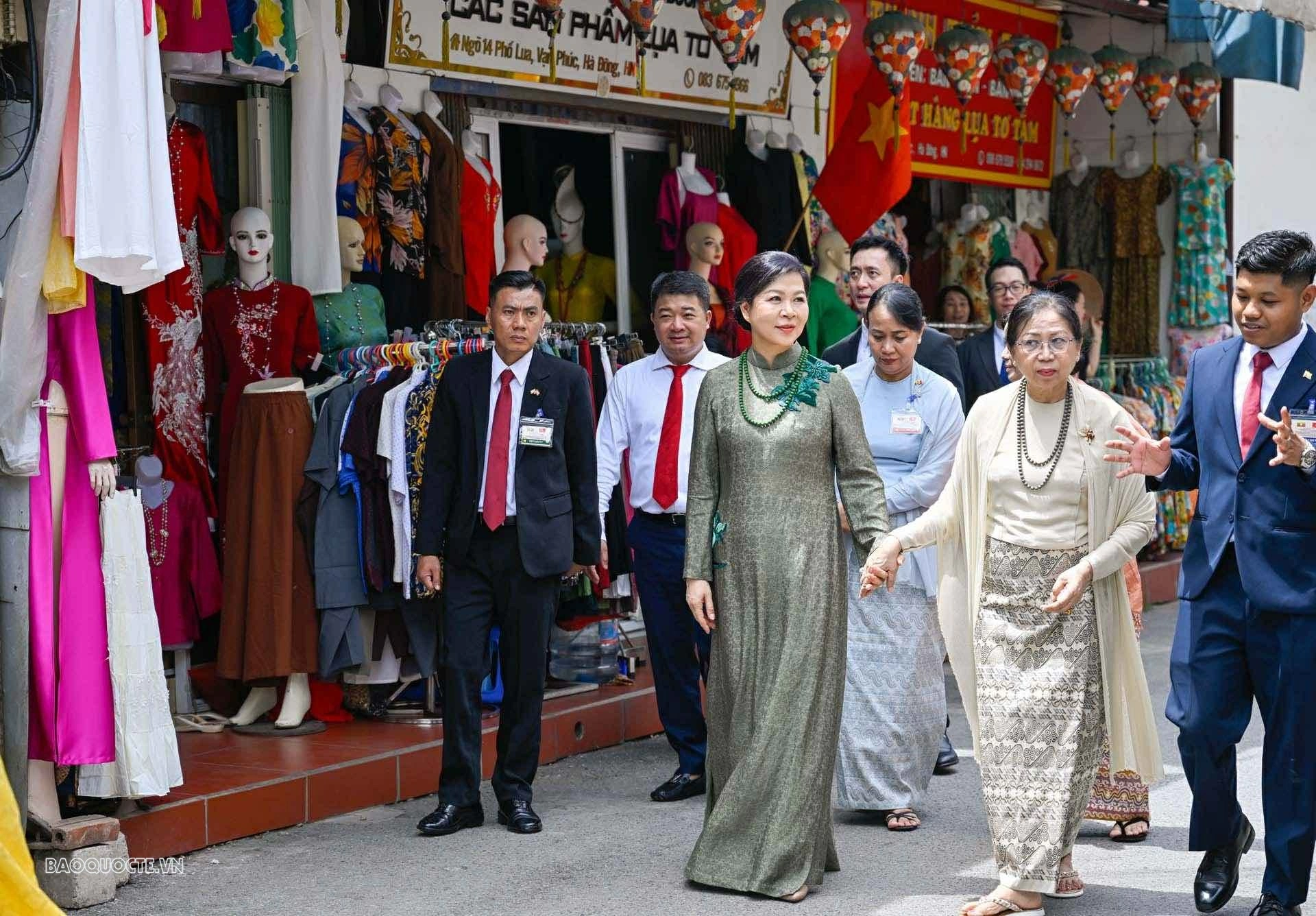 Spouses of General Secretary, President To Lam and Myanmar President Min Aung Hlaing experience silk ring making, play traditional game Spouses of General Secretary, President To Lam and Myanmar President Min Aung Hlaing experience silk ring making, play traditional game