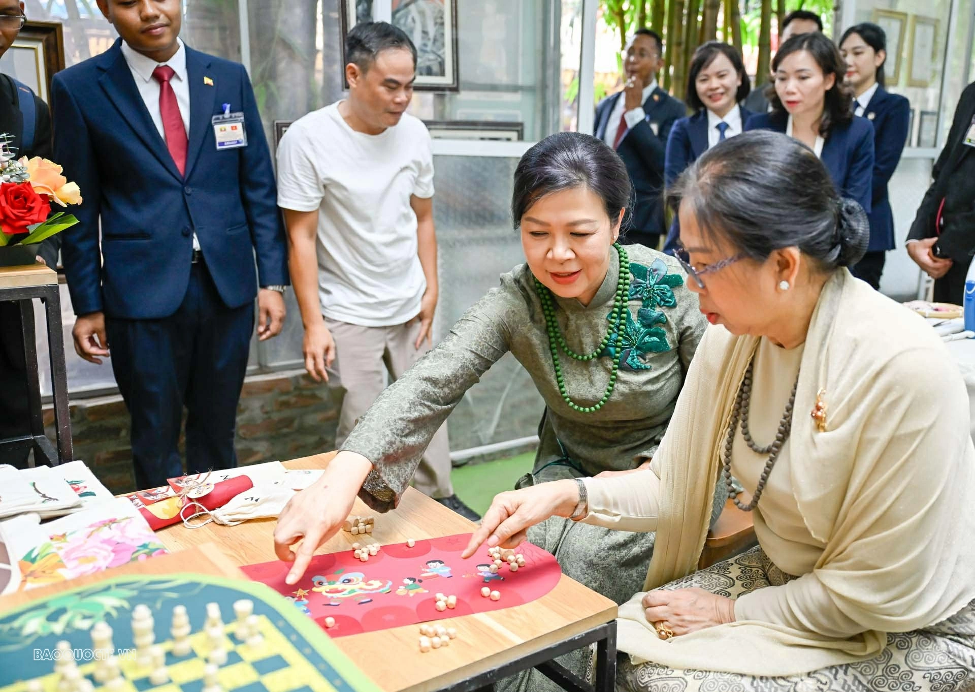 Spouses of General Secretary, President To Lam and Myanmar President Min Aung Hlaing experience silk ring making, play traditional game Spouses of General Secretary, President To Lam and Myanmar President Min Aung Hlaing experience silk ring making, play traditional game