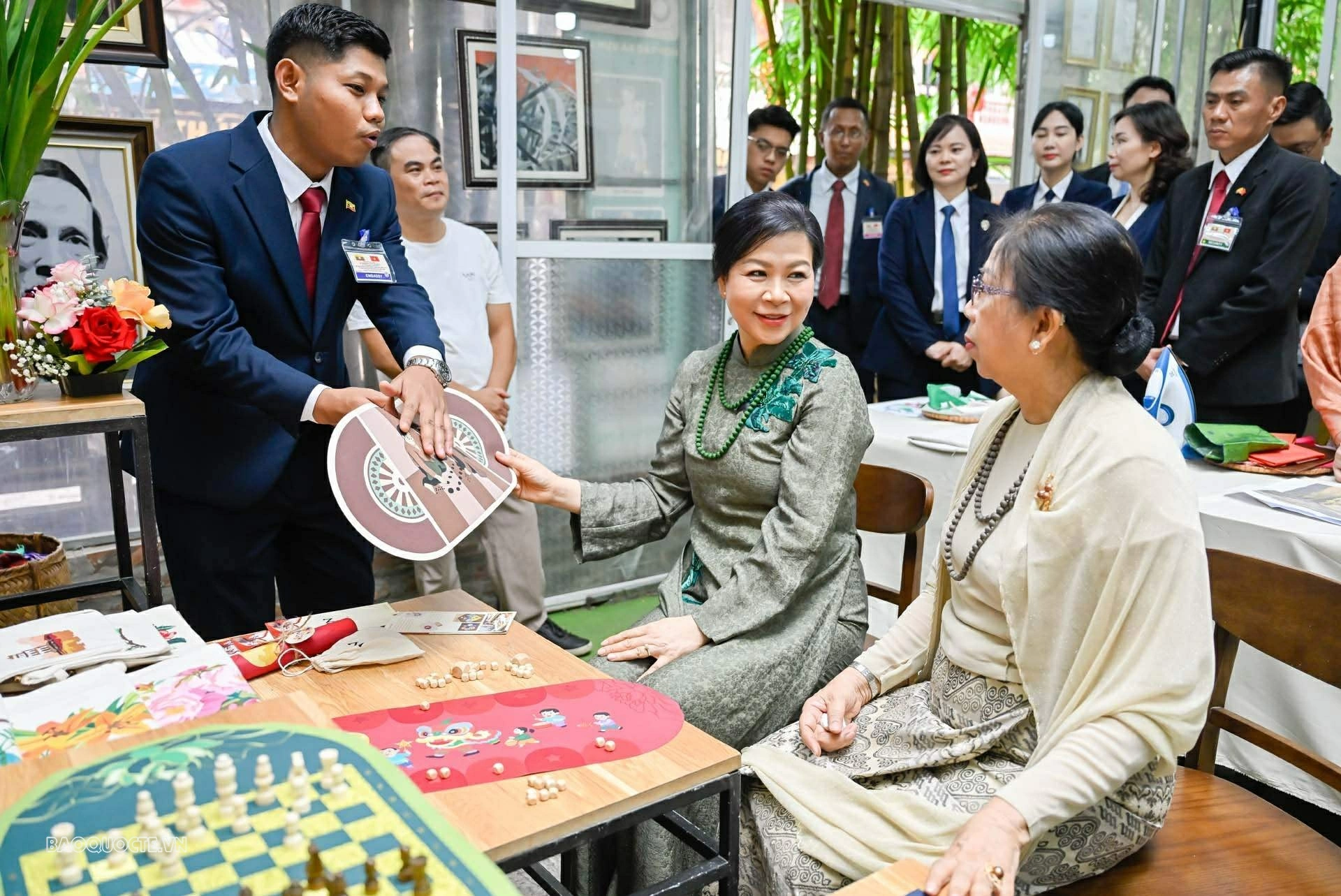 Spouses of General Secretary, President To Lam and Myanmar President Min Aung Hlaing experience silk ring making, play traditional game Spouses of General Secretary, President To Lam and Myanmar President Min Aung Hlaing experience silk ring making, play traditional game