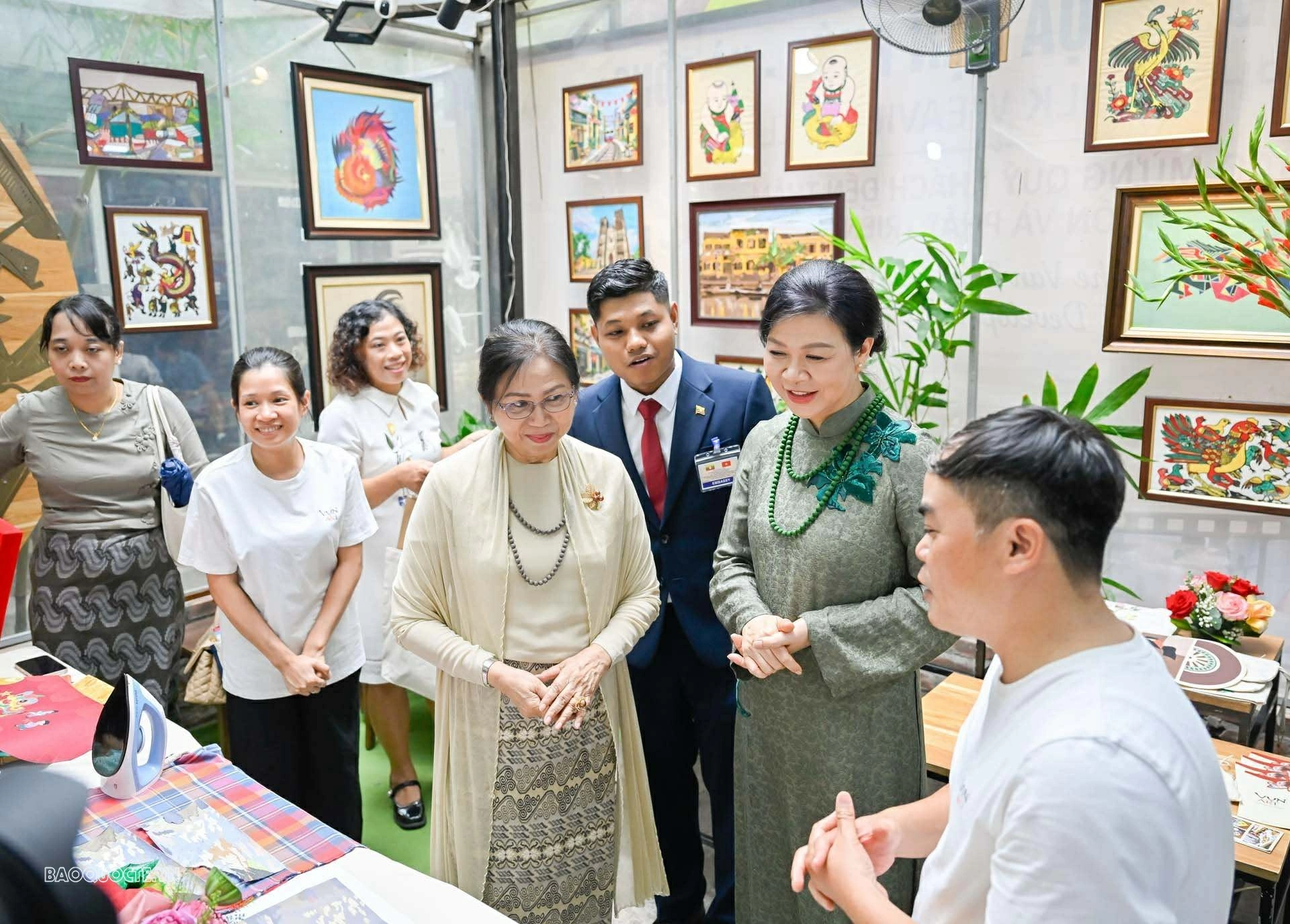 Spouses of General Secretary, President To Lam and Myanmar President Min Aung Hlaing experience silk ring making, play traditional game Spouses of General Secretary, President To Lam and Myanmar President Min Aung Hlaing experience silk ring making, play traditional game