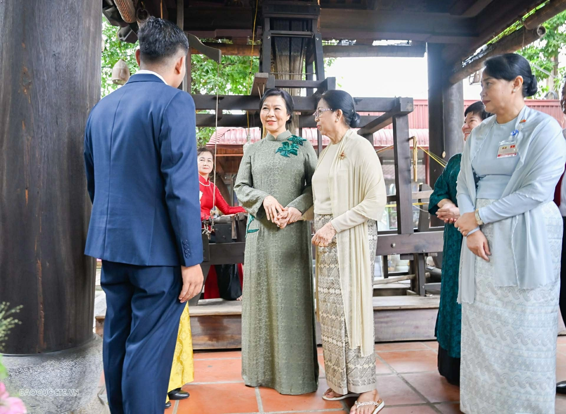 Spouses of General Secretary, President To Lam and Myanmar President Min Aung Hlaing experience silk ring making, play traditional game Spouses of General Secretary, President To Lam and Myanmar President Min Aung Hlaing experience silk ring making, play traditional game