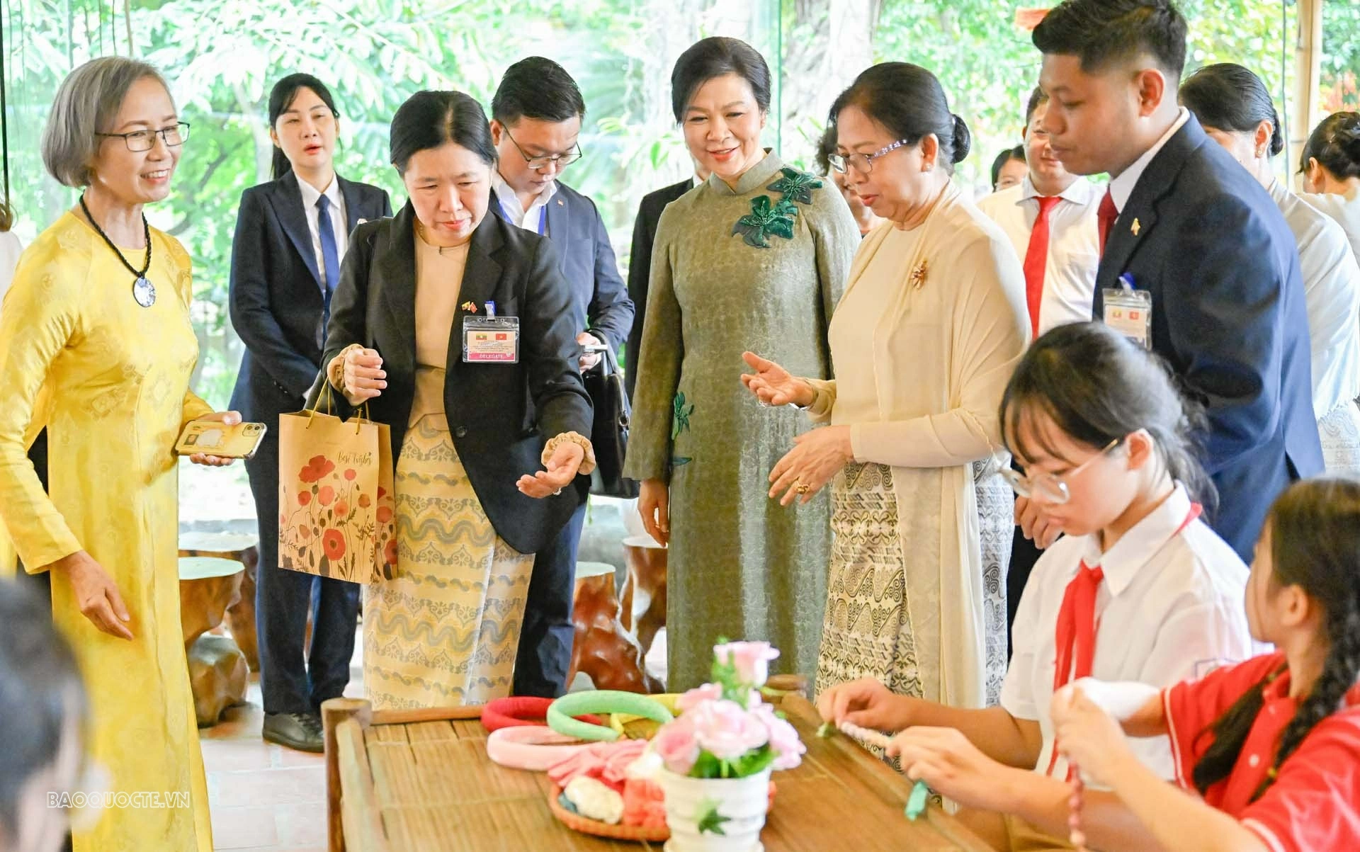 Spouses of General Secretary, President To Lam and Myanmar President Min Aung Hlaing experience silk ring making, play traditional game Spouses of General Secretary, President To Lam and Myanmar President Min Aung Hlaing experience silk ring making, play traditional game