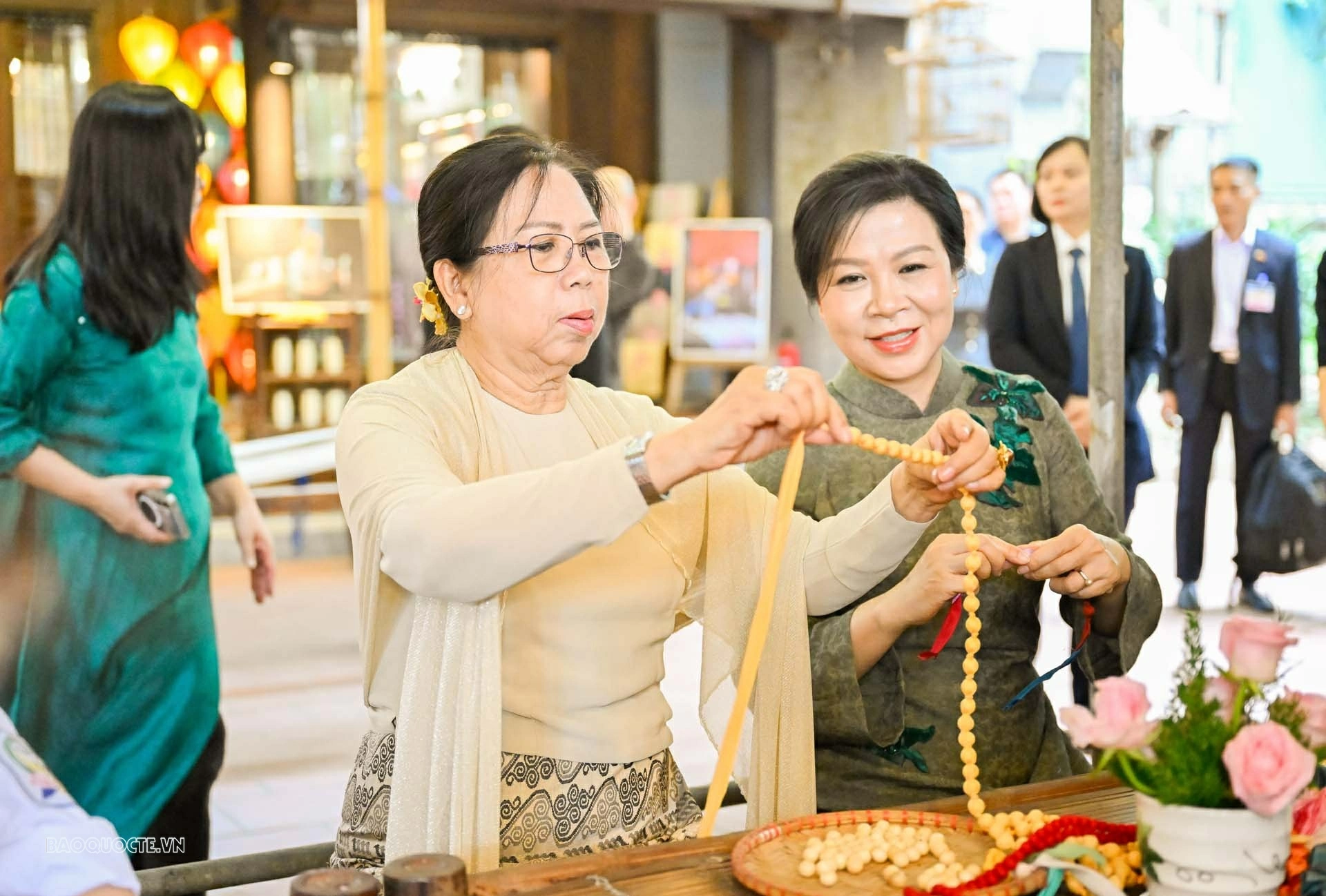 Spouses of General Secretary, President To Lam and Myanmar President Min Aung Hlaing experience silk ring making, play traditional game Spouses of General Secretary, President To Lam and Myanmar President Min Aung Hlaing experience silk ring making, play traditional game