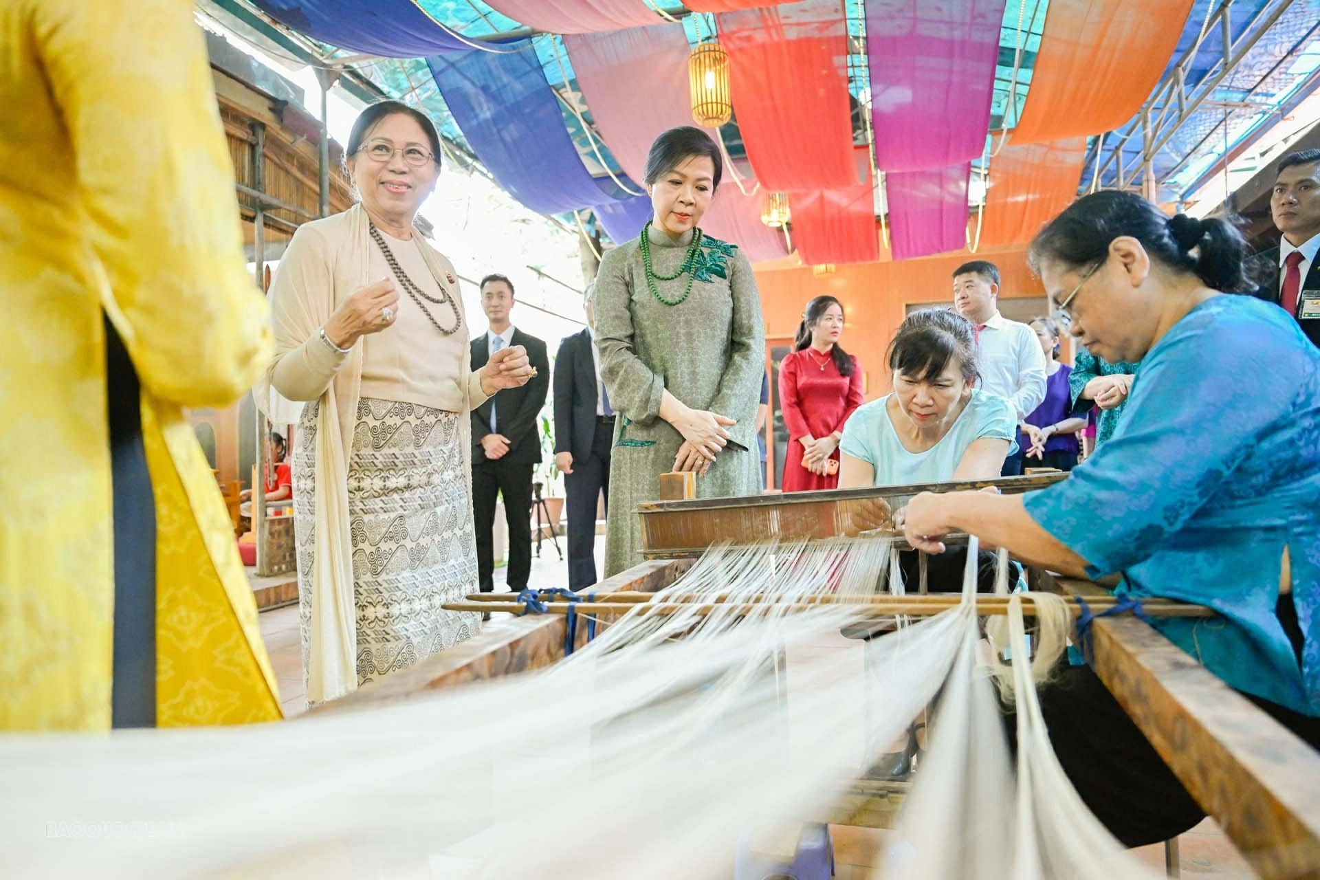 Spouses of General Secretary, President To Lam and Myanmar President Min Aung Hlaing experience silk ring making, play traditional game Spouses of General Secretary, President To Lam and Myanmar President Min Aung Hlaing experience silk ring making, play traditional game