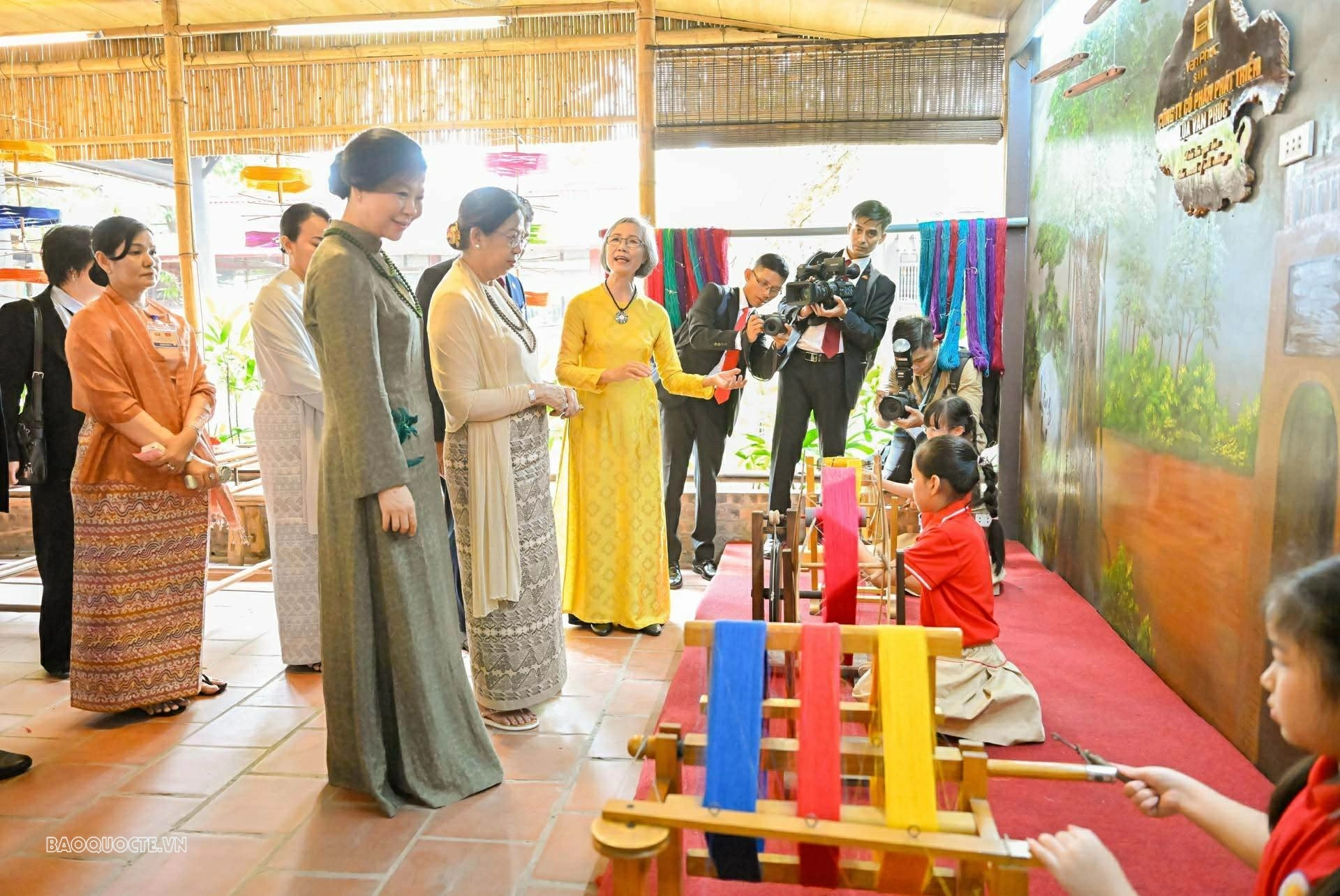 Spouses of General Secretary, President To Lam and Myanmar President Min Aung Hlaing experience silk ring making, play traditional game Spouses of General Secretary, President To Lam and Myanmar President Min Aung Hlaing experience silk ring making, play traditional game