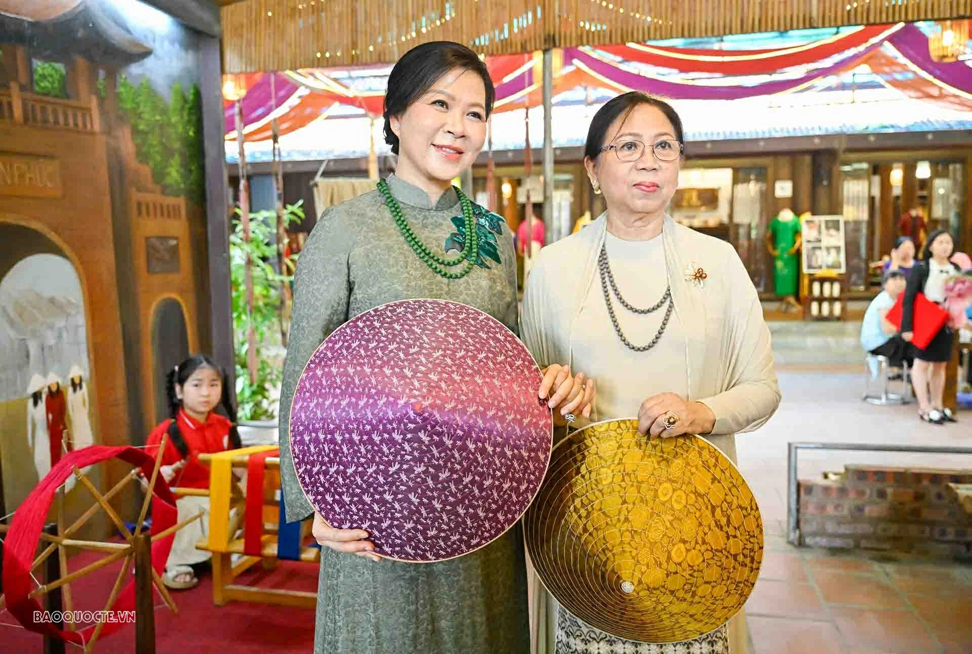 Spouses of General Secretary, President To Lam and Myanmar President Min Aung Hlaing experience silk ring making, play traditional game Spouses of General Secretary, President To Lam and Myanmar President Min Aung Hlaing experience silk ring making, play traditional game